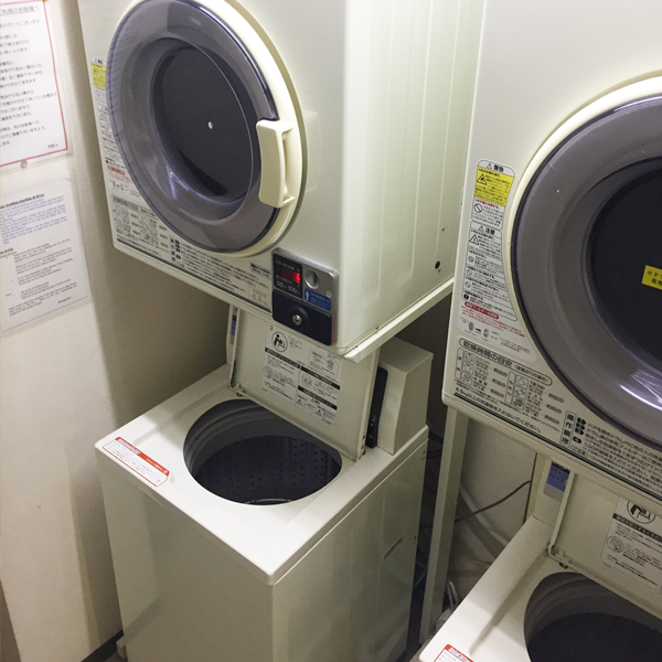 各有三台洗衣機跟烘乾機。
